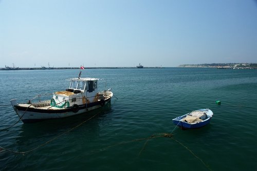 Factors to Consider When Hiring a Fishing Boat